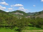 06: Viniční trať Trenning (na pozadí) a vinařská obec Vießling / Vießling, Wachau (Rakousko)