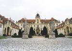 Celkový pohled na zámek - v pravém křídle se nachází Národní salon vín, vlevo archivní prostory Vinných sklepů Valtice.