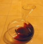 Víno se nejdříve usadí v prohlubni dna karafy