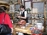 Snímek pořízen 19. září 2004, kdy se v Zámecké vinotéce konala výstava hroznů a podával se burčák. Obsluhuje dcera majitele - Barbora Hahnová.