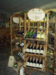 V dolní části stojanu nabídka archivních vín společnosti Patria Kobylí. Zámecká vinotéka HAHN Velké Hoštice u Opavy.