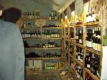 V pozadí stojan s nabídkou vína z Patria Kobylí, Templářské sklepy a další. Zámecká vinotéka HAHN Velké Hoštice u Opavy.