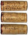 Plný korek délky 50 mm Etiketa Blason d´Issan 2002 Appellation Margaux Controlée (AOC) 3e Grand Cru Classé - Château d´Issan, Francie.