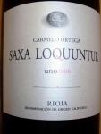 Detail přední etikety Saxa loquuntur uno 2006 Denominación de Origen Calificada Rioja - Bodegas y Viñedos Ortega Ezquerro, Tudelilla, Španělsko.