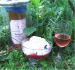 Jahodový pohár se šlehačkou v zátiší jahodové květy (nad pohárem) a k tomu Zweigeltrebe 2004 odrůdové jakostní (rosé) - Vinařství Vyskočil - Blatnice pod Sv. Antonínkem.