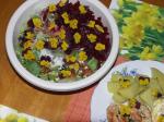 Hlávkové zelí, rajčata, mangové puky, zdravá červená řepa, hrozinky a navrch jedlá violka dvoubarevná :-)