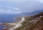 Pobřeží Atlantiku s pohořím Val do Rosal na hranicích Španělska a Portugalska. Vrcholky hor jsou zahalené v oblacích. 29. září 2002.