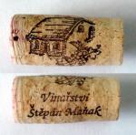 Korková zátka je dlouhá 45 mm a je potištěna obrázkem sklepu p. Maňáka a názvem jeho vinařství