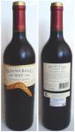 Oba pohledy na v celku vyvedenou láhev australského vína