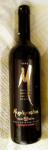 Trochu roztřesený obrázek tmavé vysoké lahve s černozlatou vinětou - Mirabelos Peza 2002