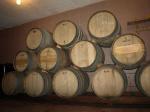 Několik sudů typu barrique objemu 225 litrů pro školení červených i bílých vín ve Vinařství Plešingr (19.1.2013)