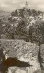 Dobová fotografie na jeskyni Šipka (v pozadí Štramberská Trúba)