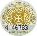 Etiketa na hrdle láhve označení denominace organizace španělských vinařů a vín INDO (Instituto Nacional de Denominaciones de Origen).