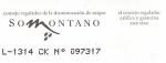 Etiketa na zadní straně láhve označení denominace organizace španělských vinařů a vín INDO (Instituto Nacional de Denominaciones de Origen). Všimněte si použití symbolu hor místo písmene 