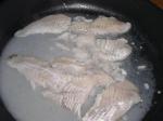 Tato „čerstvá“ treska byla zakoupená v sekci ryb obchodu Carrefour Zličín (dnes Tesco). Personál nebyl schopen podat žádné vysvětlení proč se ryba rozpadla, navíc tvrdošíjně trval na tom, že ryba nebyla mražená. 