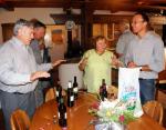Další diskusní kroužek s vinařem Riederem (vpravo) ve Veltliner Hof v Poysforfu.