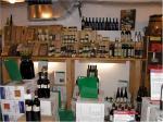 Jeden z mnoha regálů s víny (oblasti Austrálie a Nového Zélandu) včetně speciálních sýrů a oliv.