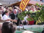 Zemský hejtman Dolního Rakouska pan Pröll otevírá volné čepování vína z kašen na náměstí.