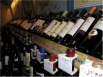 Regály s víny z vinařských oblastí Španělska.