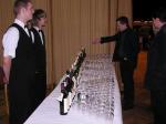 Řada lahví skvělých vín ze Salonu vín ČR 2006 čekala stejně jako číšníci.