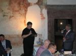 Zástupce vinařství při degustaci spolu s pořádajícím panem Bujnochem (vpravo)