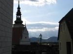 10. Zbožná vyhlídka z horních pater Kremsu mezi kostelními věžemi na dominantu kraje klášter Göttweig.
