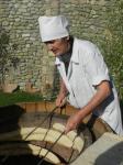 Pečení chleba v peci podobné indickému tandooru.