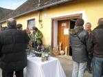 Skupinky milovníků vín před vchodem do sklepa