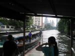 18 - Nejrychlejší a nejlevnější veřejná doprava v Bangkoku - lodní linka na kanálu. Komu však vadí příšerný smrad ze stoky, ať radši použije metro.