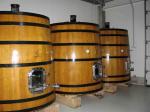 Dřevěné sudy o objemu 4000 litrů u Skoupilů 