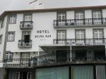 Náš hotel na Terceiře - ani zde si místní nepouštějí světlo a slunce do příbytkiků - hádejte, který je náš pokoj