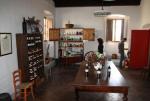 Menší degustační místnost ve starší části vinařství, která zároveň slouží jako prodejna (foto J. Herzán).