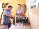 Manželé Nebenführovi připravují degustaci svých vín.