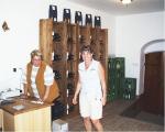 Interiér firemní vinotéky Agrodružstvo Nový Šaldorf - Modrý sklep v pozadí vstup do sklepa (25. srpna 2004).