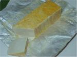 Řez sýrem Baladur – měkký zrající dezertní sýr.