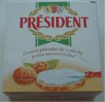 Krabička sýru Prèsident - čerstvý přírodní sýr s ořechy.
