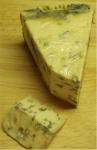 Řez sýrem Paladin - přírodní zrající sýr s modrou plísní.