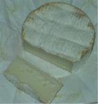 Řez sýrem „Soigon Chevre Camembert“.